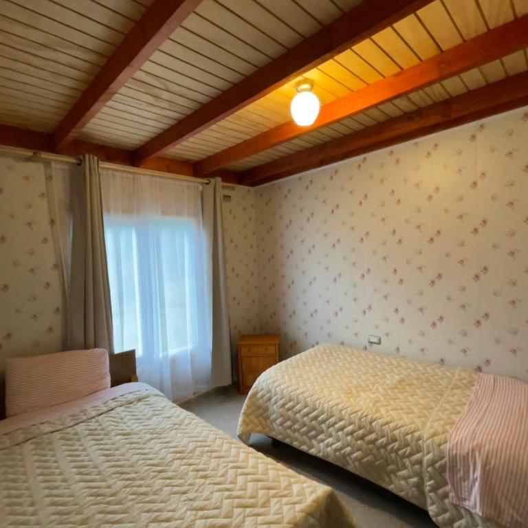Cabaña con árboles nativos en su patio. - Three-Bedroom House - 12