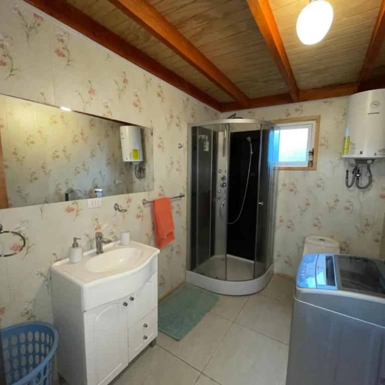 Cabaña con árboles nativos en su patio. - Three-Bedroom House - 10