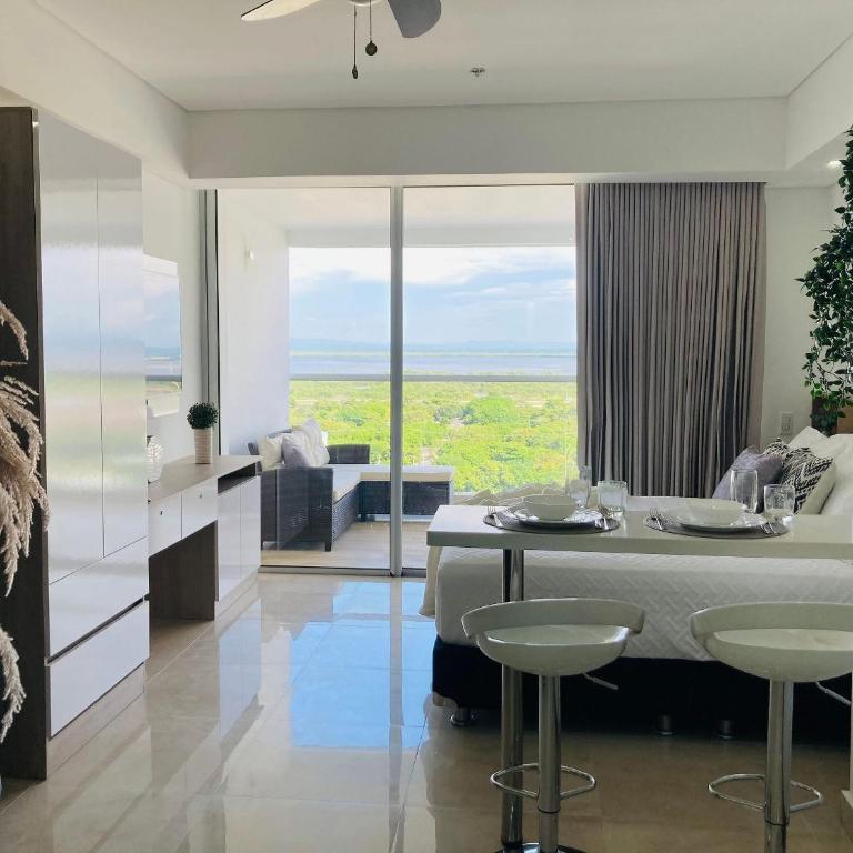 CB1241 Crespo Suite Frente Aeropuerto Vista-Lago - Suite con cama grande - 1