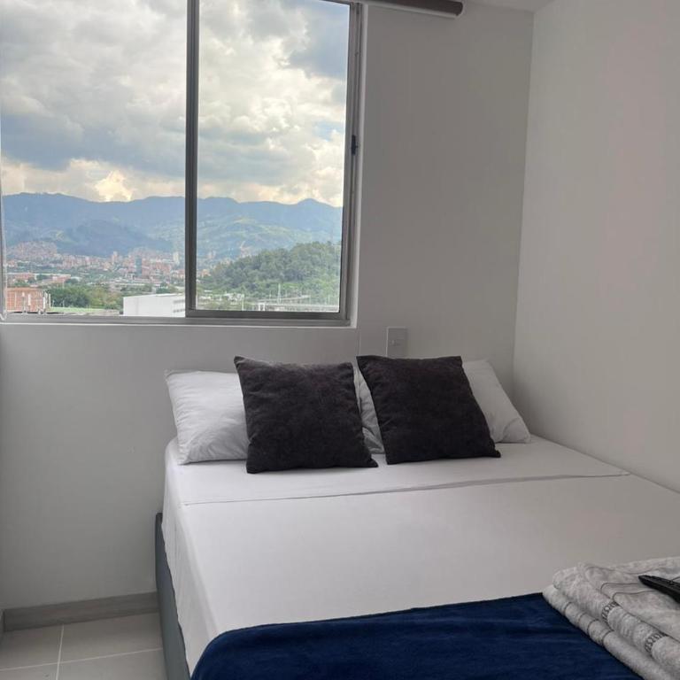 Hermoso apto en poblado con piscina - Three-Bedroom Apartment - 2
