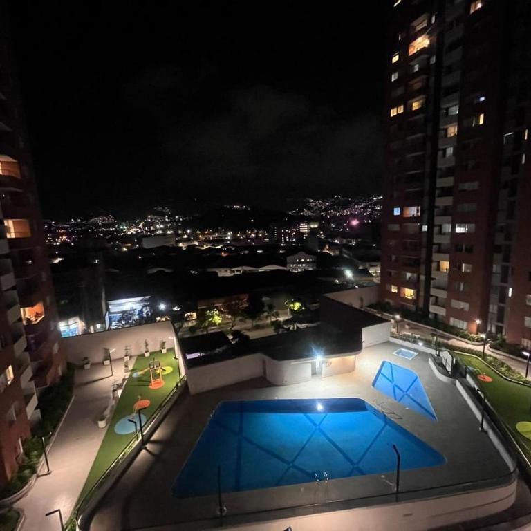 Hermoso apto en poblado con piscina - Three-Bedroom Apartment - 9