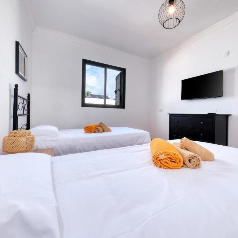 Villa Arena Blanca with Private Pool and BBQ By Lanzarote Vacation Homes - Five-Bedroom House - 15