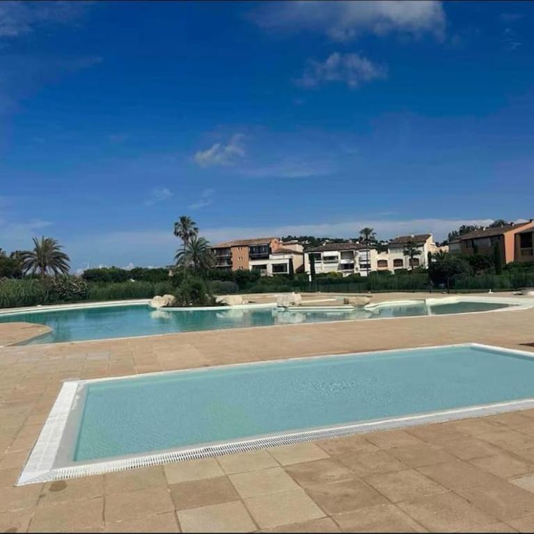 Proche St Tropez refait à neuf bord de plage et piscine - One-Bedroom Apartment - 25