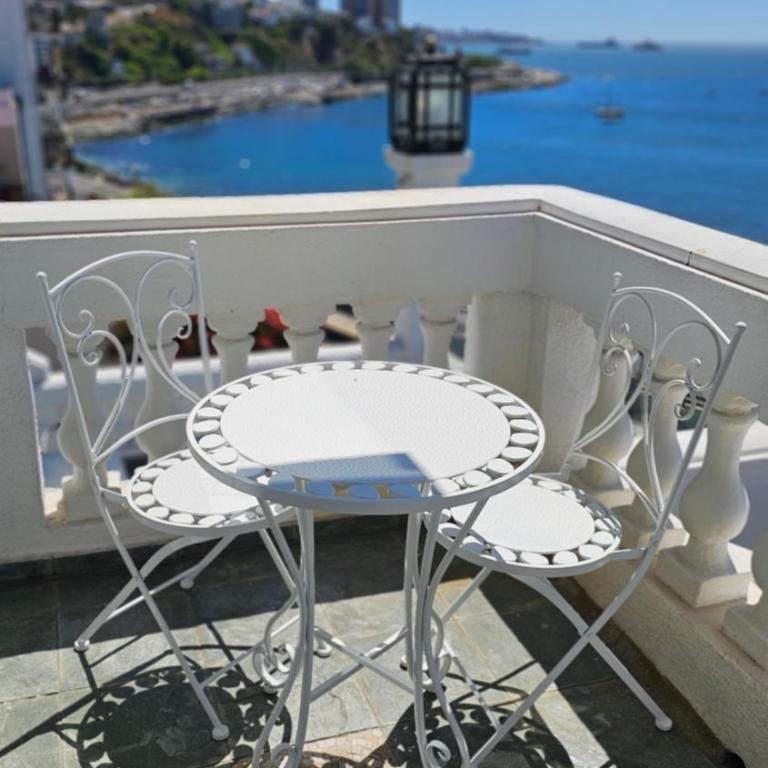 Hotel Boutique Domus Mare - Habitación con cama grande y vistas al mar - 3