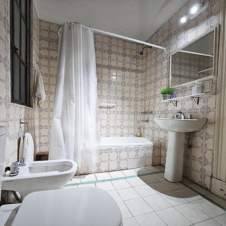 Comodo depto en Buenos Aires centro, cerca de importantes avenidas centros gastronomicos y plaza Houssey, - Apartamento de 3 dormitorios - 4