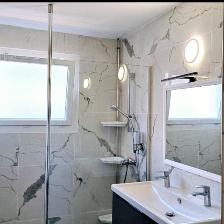 Spacieux T3 Sète, parking, 10 min à pied gare et centre ville, wifi, clim - Two-Bedroom Apartment with Terrace - 6