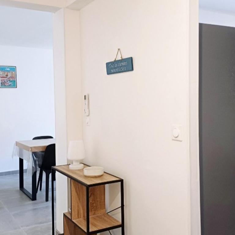 Spacieux T3 Sète, parking, 10 min à pied gare et centre ville, wifi, clim - Two-Bedroom Apartment with Terrace - 36