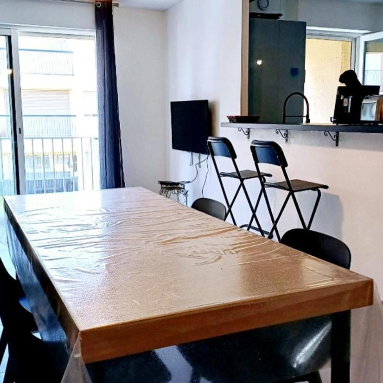 Spacieux T3 Sète, parking, 10 min à pied gare et centre ville, wifi, clim - Two-Bedroom Apartment with Terrace - 5