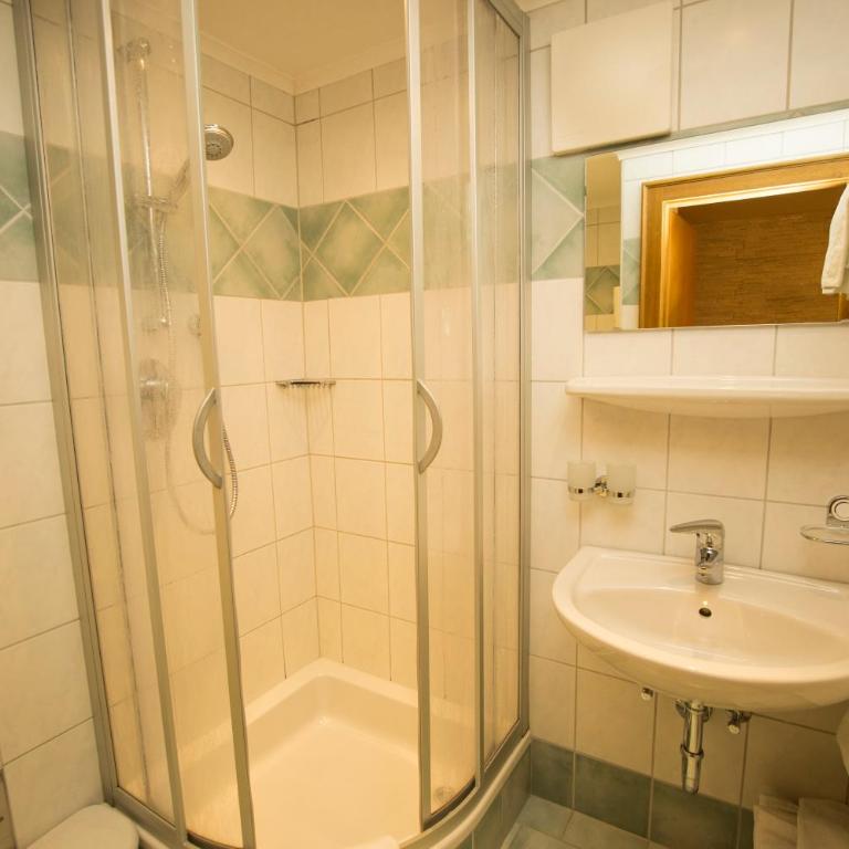 Landhaus Maurer - Economy Apartment mit 2 Schlafzimmern im Souterrain - 2