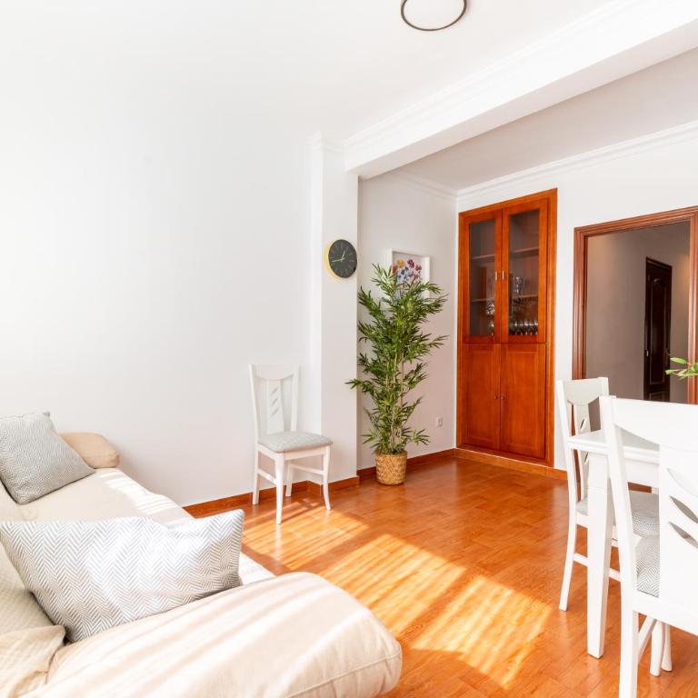 BN Luminoso apartamento para familias en excelente ubicación - Three-Bedroom Apartment - High Floor - 6