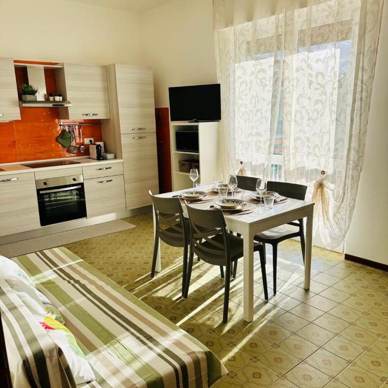Appartamenti Giulia - Palazzo Milano - Appartamento con 2 Camere da Letto e Balcone - 7