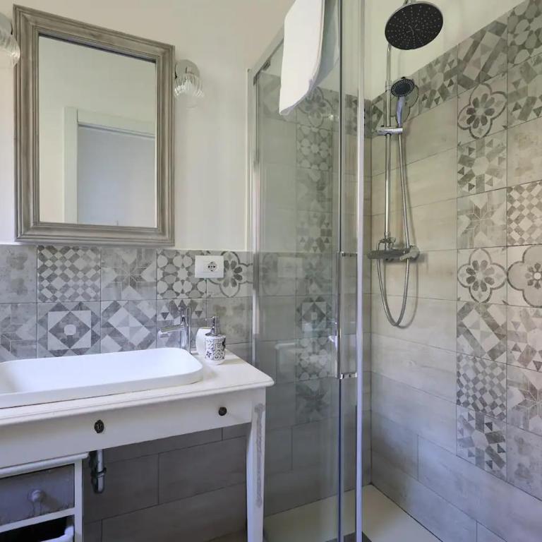 Oasis in the Center with Garden by Synergy Up to 5 guests - One-Bedroom Apartment - 77