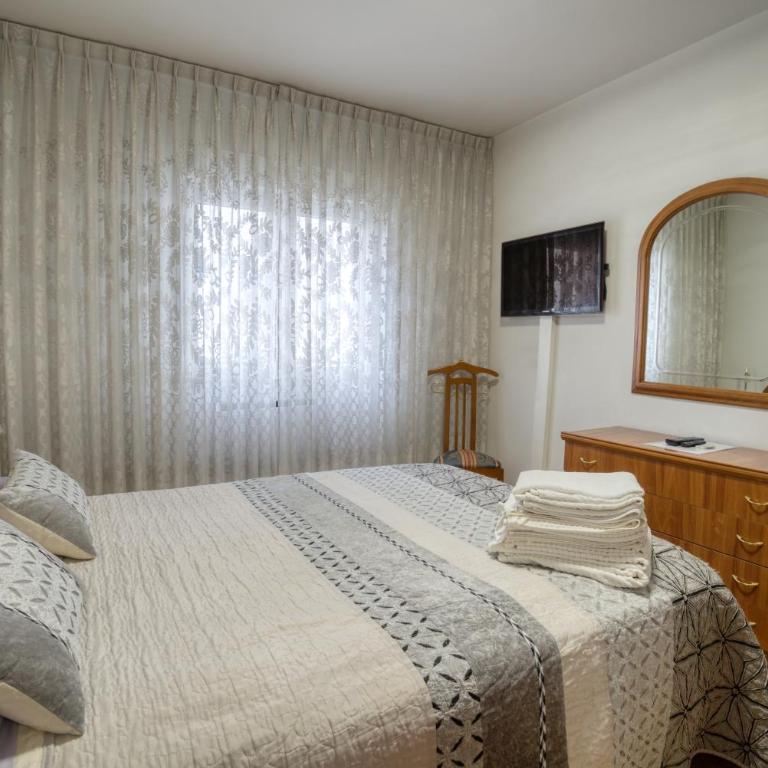 Apartamento Muy Amplio, con WiFi y a 12 Minutos del Centro - Apartamento de 2 dormitorios - 12