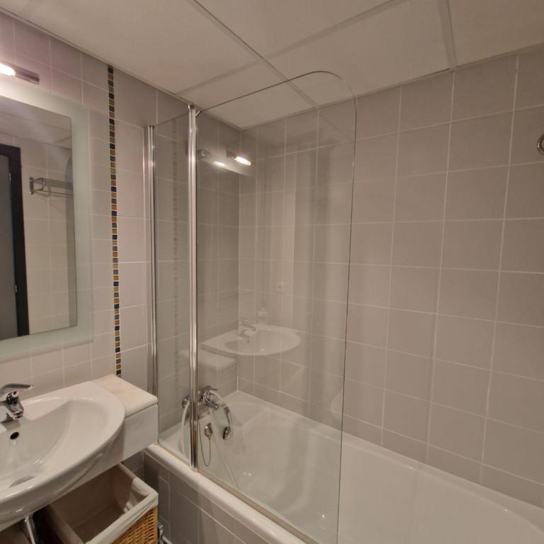 Sunny Holidays - Two-Bedroom Apartment - 10