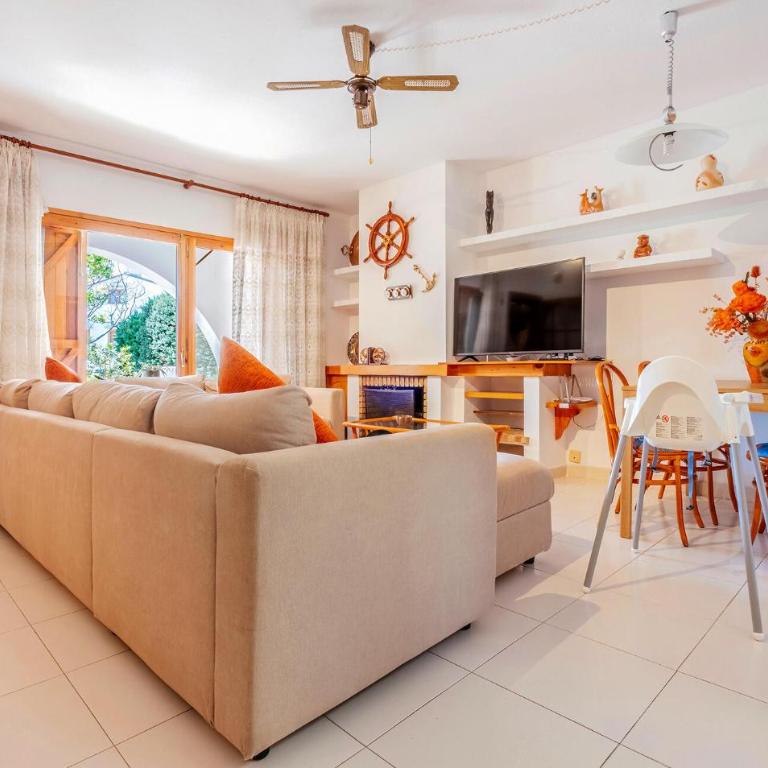 Beach Front Home In Platja D'aro With Wifi - Casa Vacacional de 3 dormitorios - 2