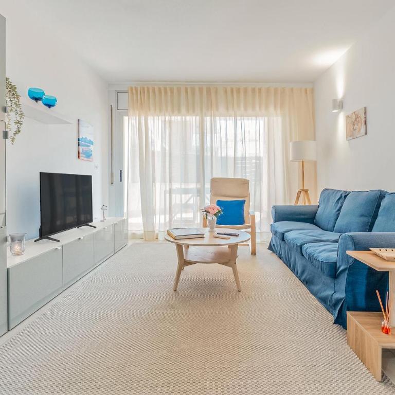 3 Bedroom Stunning Apartment In La Ràpita - Three-Bedroom Apartment - 1