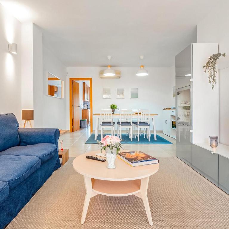 3 Bedroom Stunning Apartment In La Ràpita - Three-Bedroom Apartment - 2