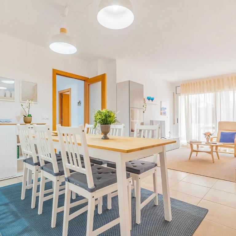 3 Bedroom Stunning Apartment In La Ràpita - Three-Bedroom Apartment - 3