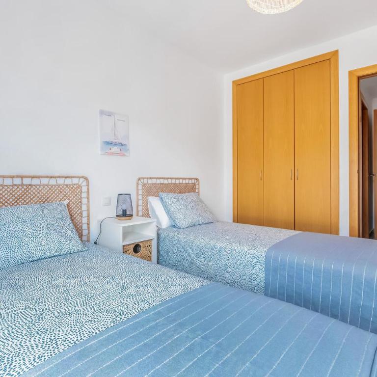 3 Bedroom Stunning Apartment In La Ràpita - Three-Bedroom Apartment - 8