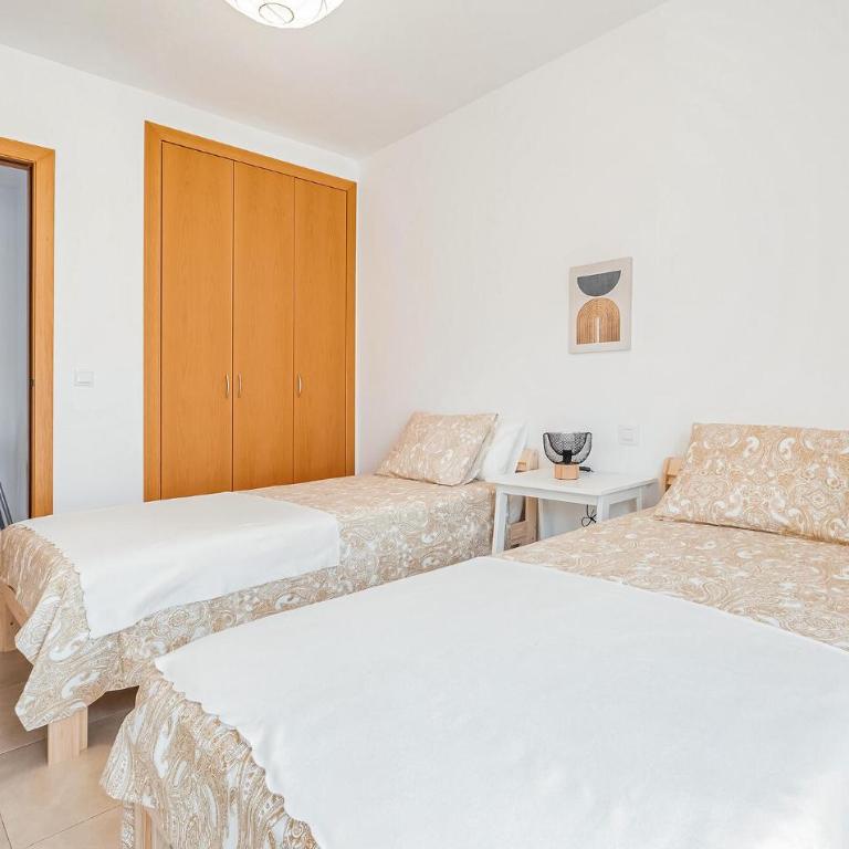 3 Bedroom Stunning Apartment In La Ràpita - Three-Bedroom Apartment - 10
