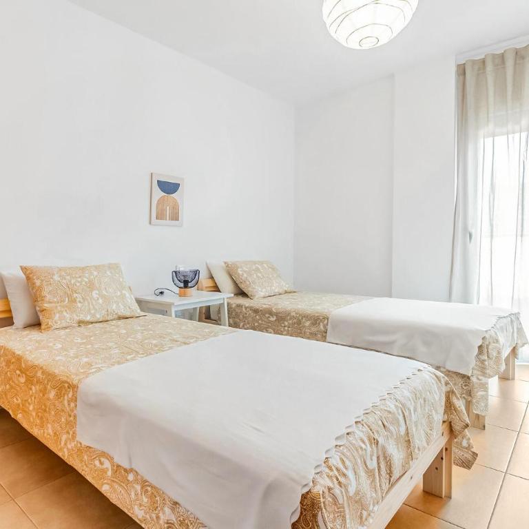 3 Bedroom Stunning Apartment In La Ràpita - Three-Bedroom Apartment - 11