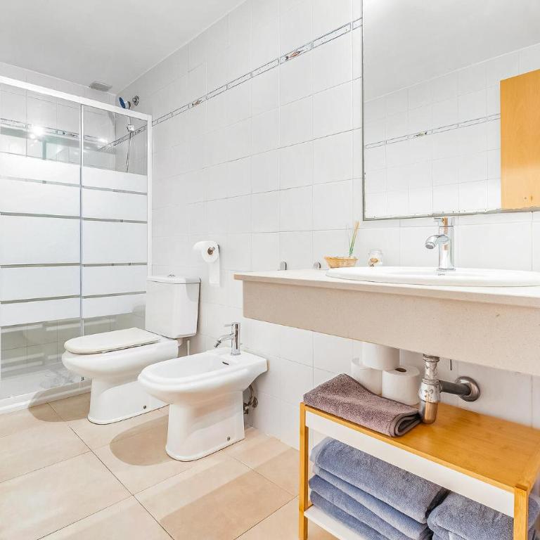 3 Bedroom Stunning Apartment In La Ràpita - Three-Bedroom Apartment - 12