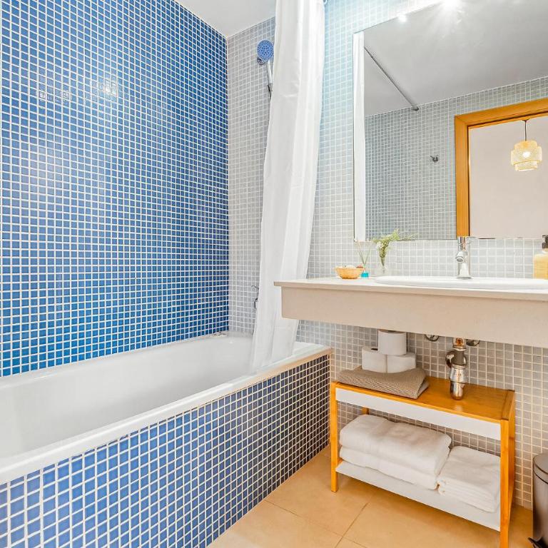 3 Bedroom Stunning Apartment In La Ràpita - Three-Bedroom Apartment - 13