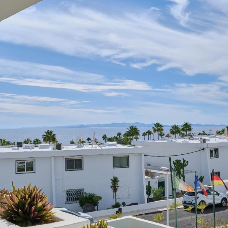TOP FLOOR OCEAN VIEWS Lanzamar - Renovated Gem with a Sunny, Private Terrace & Elevator & Pool - Puerto del Carmen - Apartamento de 1 dormitorio - 19