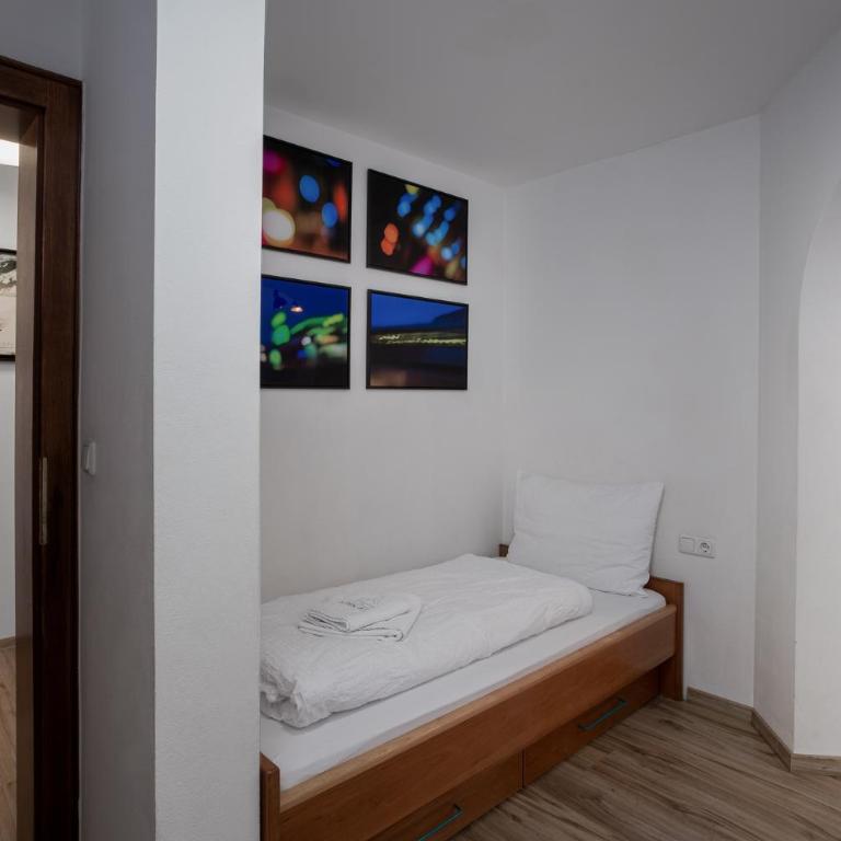Alpine View Apartments - Apartment with Balcony - 37