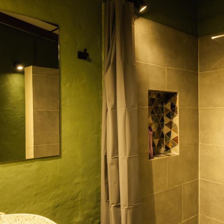 Peaceful rustic cabin steps from town - One-Bedroom Apartment - 16