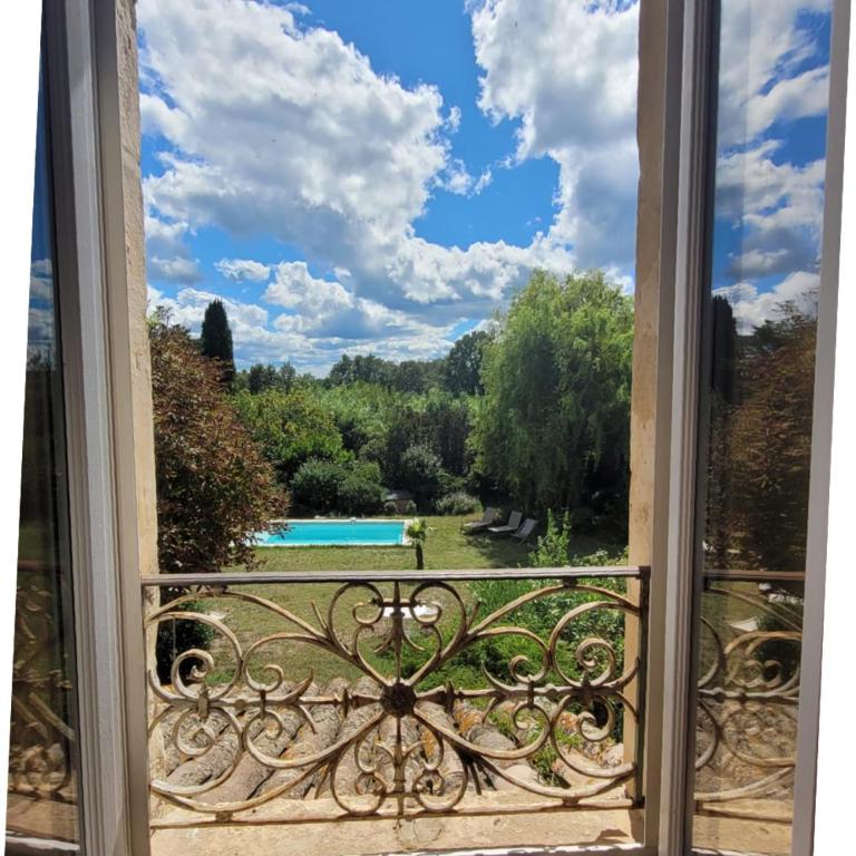 Mas Les Romarins, 10 min d'Uzès, piscine et grand jardin clos, jeux, nid de repos et base pour activités dans le Gard - Villa - Vue sur Jardin - 3