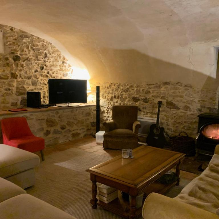Mas Les Romarins, 10 min d'Uzès, piscine et grand jardin clos, jeux, nid de repos et base pour activités dans le Gard - Villa - Vue sur Jardin - 7