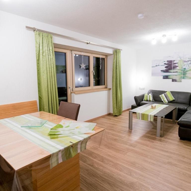 Haus Schennach - Apartment mit 2 Schlafzimmern und Balkon - 1