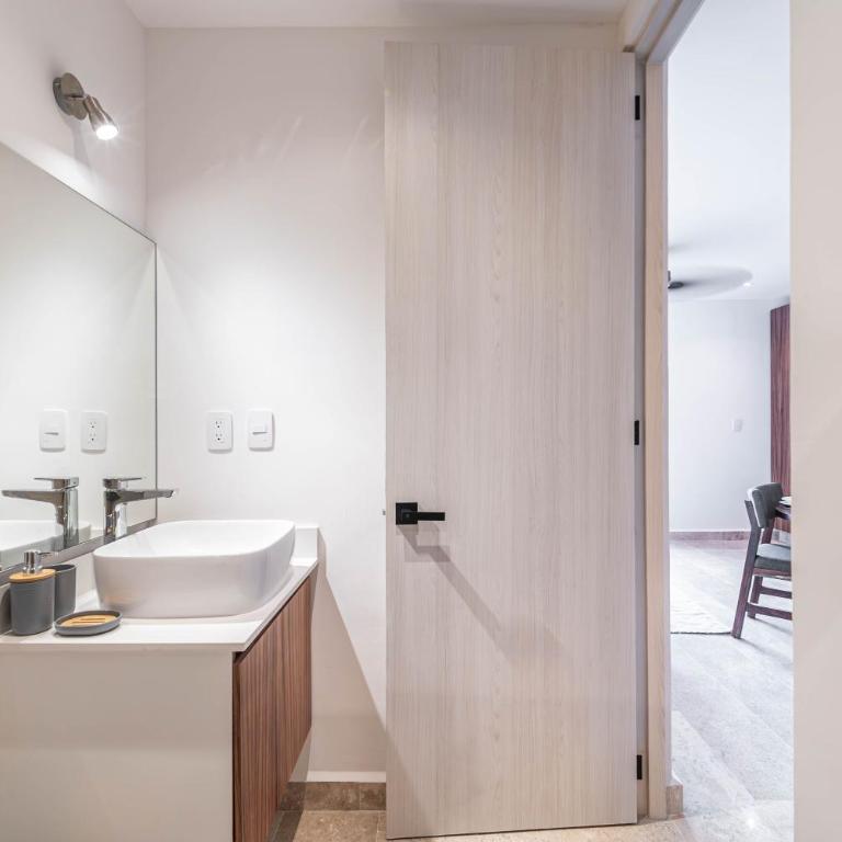 King Suite with Balcony, Gym, Rooftop Pool - Apartamento - 19