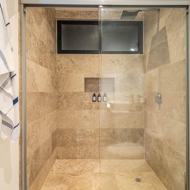 King Suite with Balcony, Gym, Rooftop Pool - Apartamento - 15