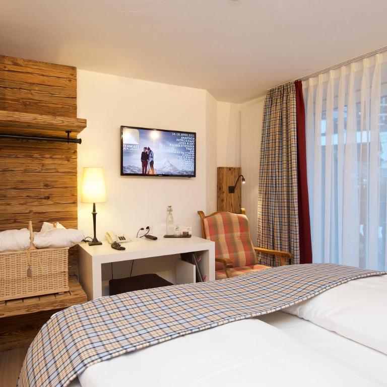 Hotel Bella Vista Zermatt - Habitación Doble Romántica con balcón y vistas al Cervino - 2