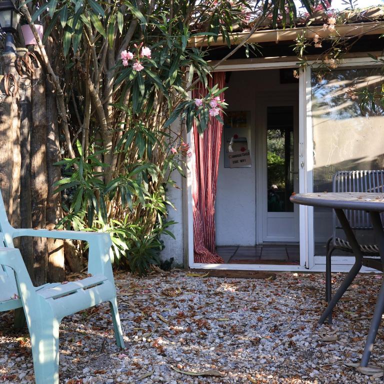 Gites Chambres d'hotes Mazet du Maréchal Ferrant - Chambre Triple - Vue sur Jardin - 2