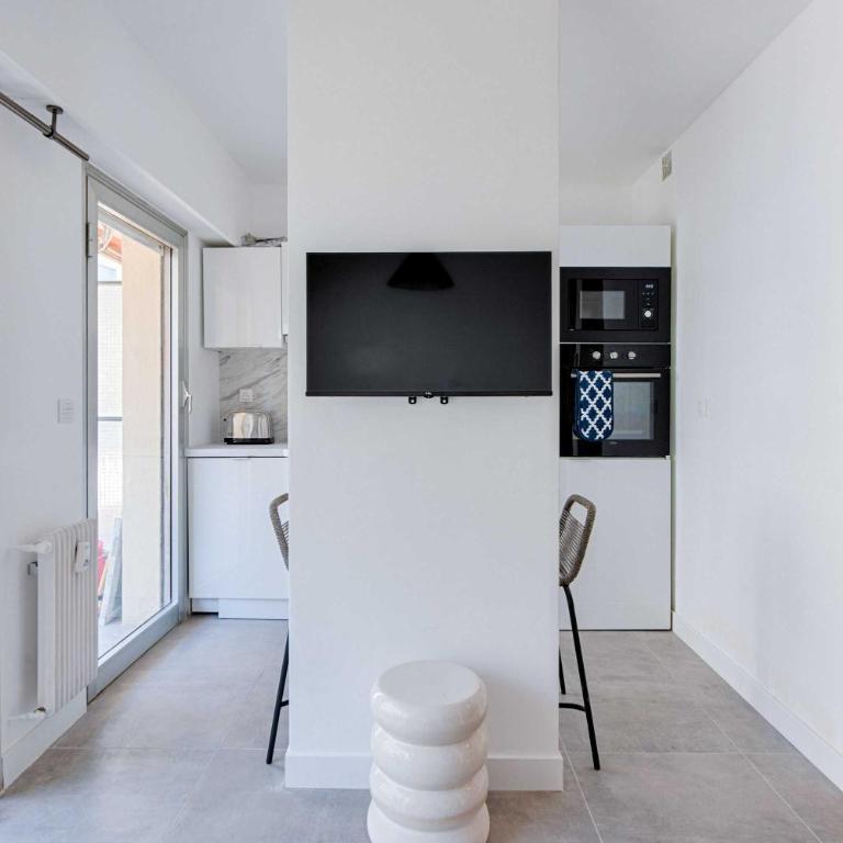 Beautiful flat with balcony - 200m from the beach - One-Bedroom Apartment with Balcony - 10