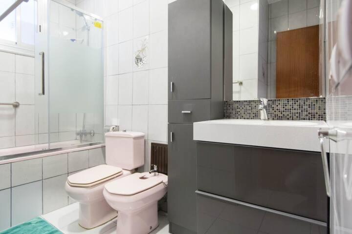 Modern pad in a great old barrio - Three-Bedroom Apartment - 5