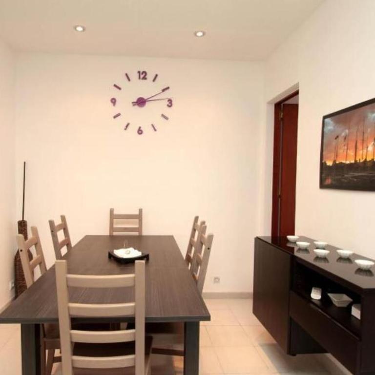 Modern pad in a great old barrio - Three-Bedroom Apartment - 12