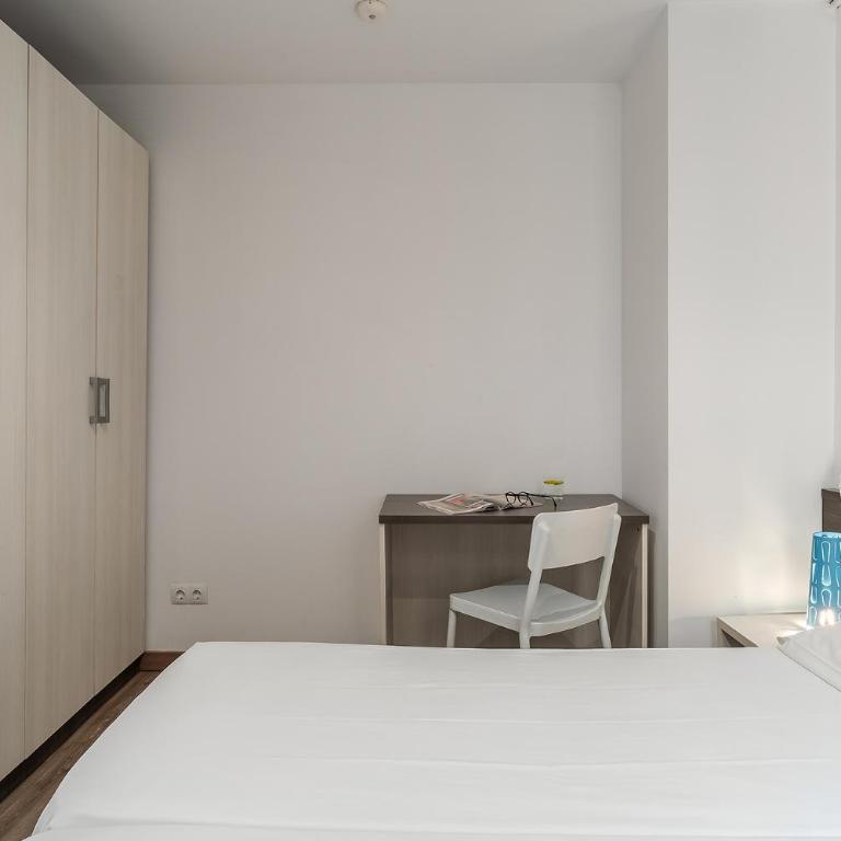 AB Margarit Apartments - Apartment with Balcony 3 - 4