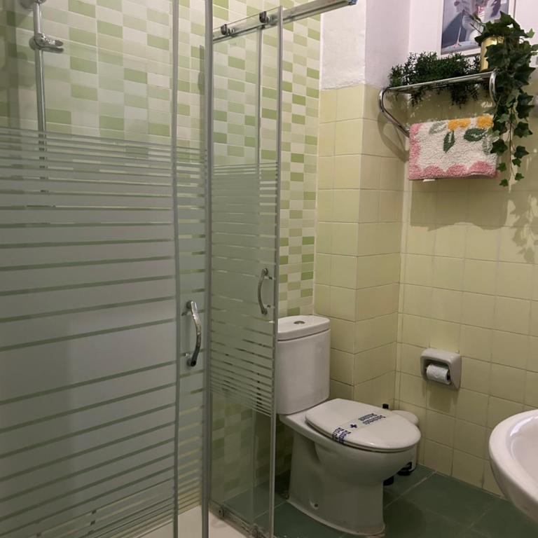 Céntrico piso con aparcamiento gratuito - Apartment - 6