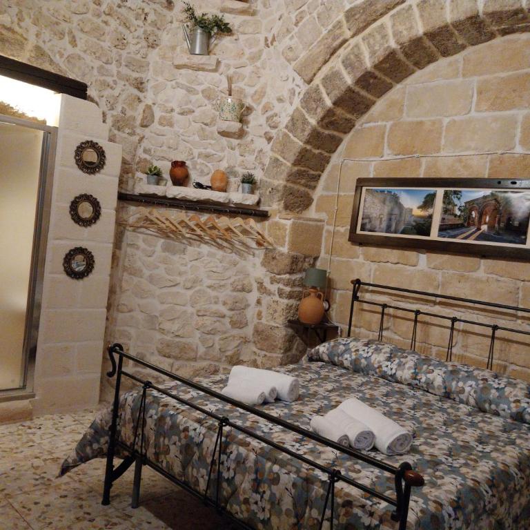 DOMUS CESARE - dimora storica totalmente in pietra nel cuore del centro storico con cabina doccia pietra in camera e zona relax esterna-historic residence entirely made of stone in the heart of the historic center with stone shower cabin in the room - Casa Vacanze - 7