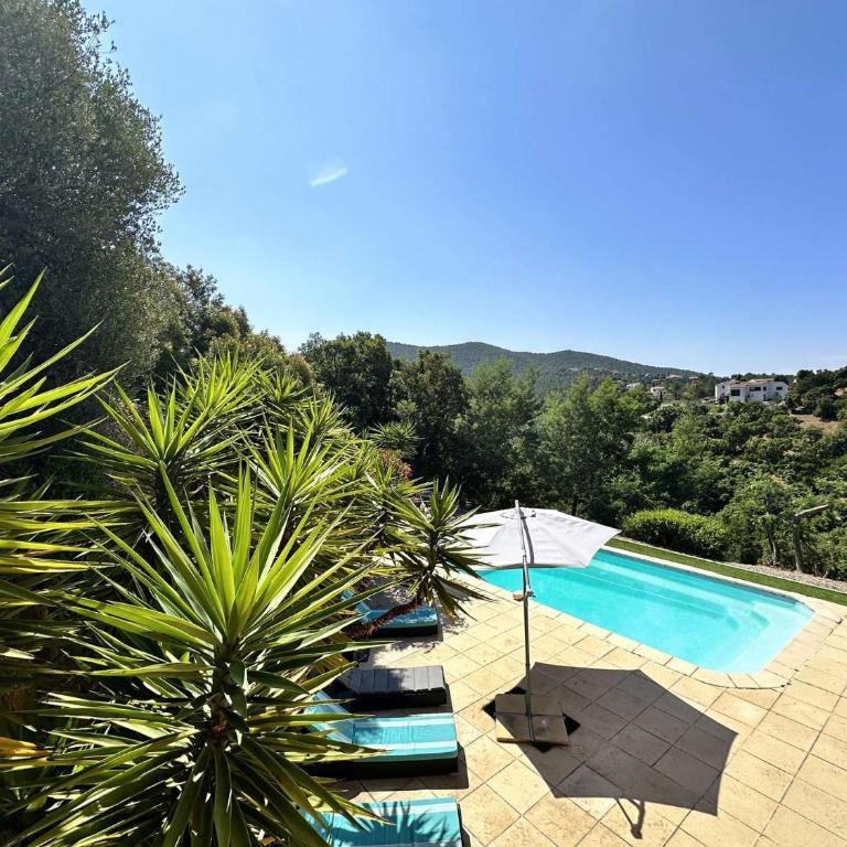 Villa Paloma pour 6 personnes avec piscine privée, à deux pas du Golf de Valcros, à La Londe-Les-Maures - Casa - 6