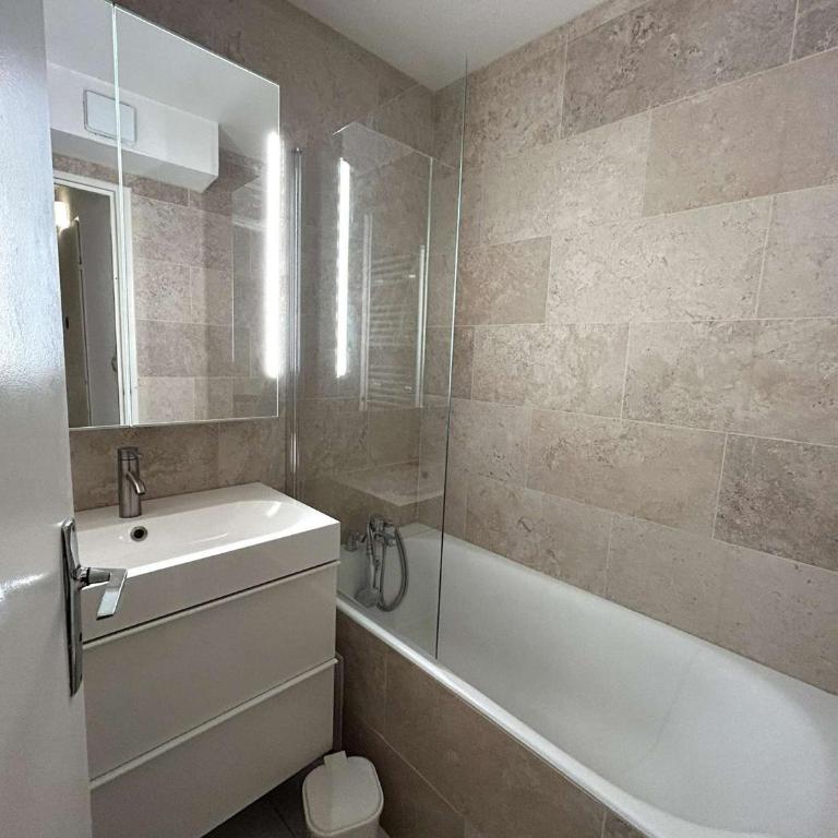 Studio Montagne près des Pistes et Commerces - 4 Couchages - Parking Privé - FR-1-330F-90 - Appartement (4 Adultes) - 20