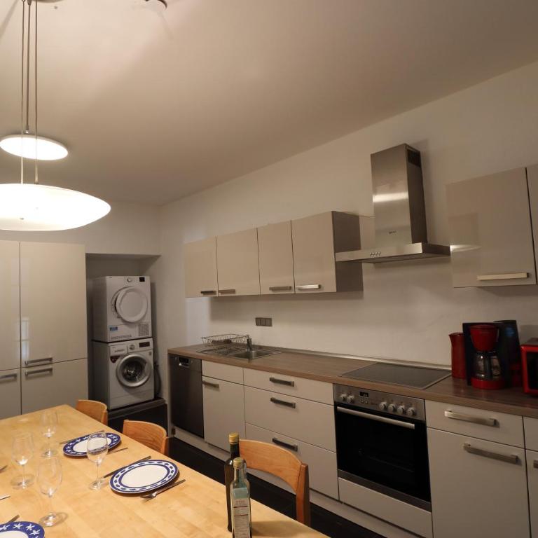 Altbautraum am Gärtnerplatz 120 m2 - Three-Bedroom Apartment - 13