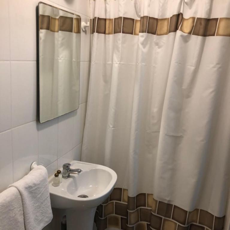 Hostal Recreo - Habitación Doble con baño - 1 o 2 camas - 4