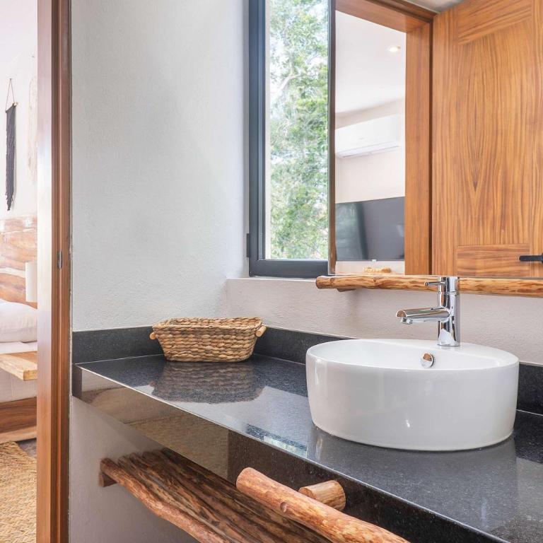 Twin Villas 8BR, Concierge, Gated ,Jacuzzi, Paddle court - Villa - 43