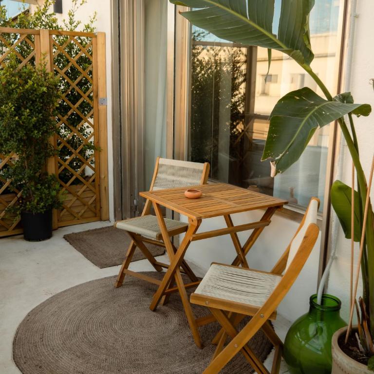 Taga Suites - Deluxe Double Room with Balcony - 1