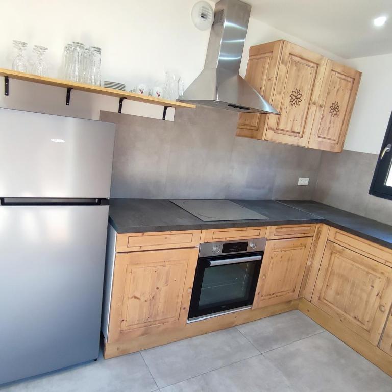 Le Bois Cosy appartement 4 étoiles 6 personnes, ACCES SKI ALPE D'HUEZ GRAND DOMAINE A 3 K M - Appartement 2 Chambres - Vue sur Lac - 36